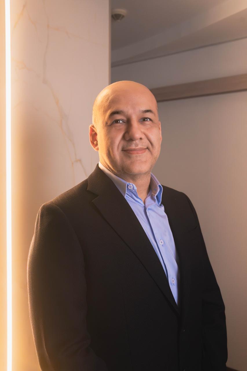 Dr. Hugo Sacristán, cirujano plástico especialista