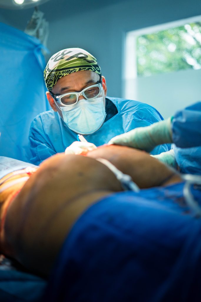 Dr. Hugo Sacristán realizando cirugía en Cali